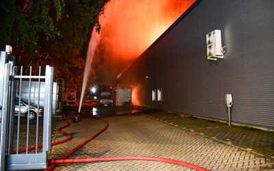 Zeer grote brand legt deelscooterbedrijf in Rotterdam in de as