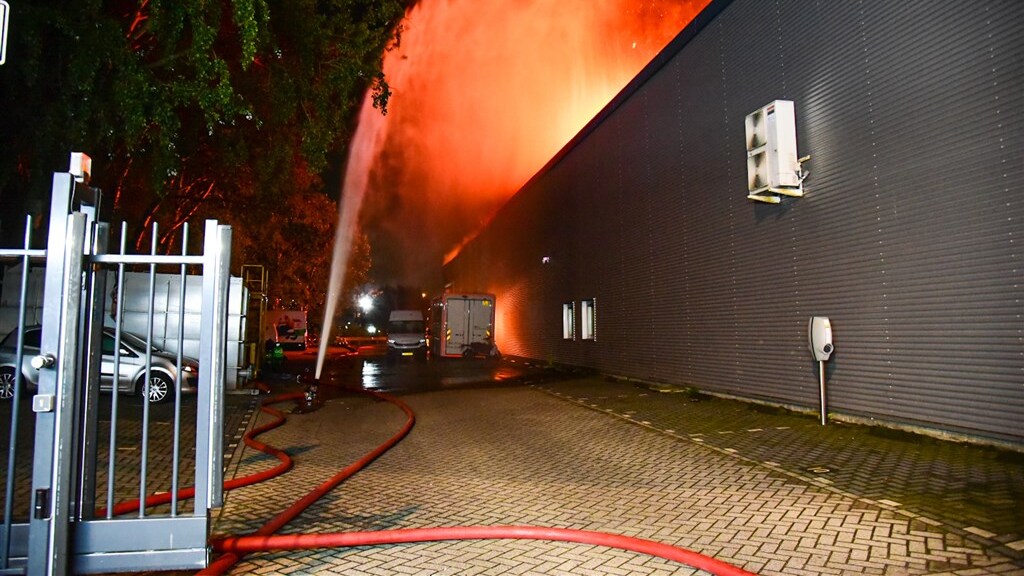 Zeer grote brand legt deelscooterbedrijf in Rotterdam in de as